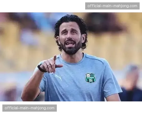 现场：萨索洛对阵热那亚比赛因球迷向场内投掷烟火一度中断15分钟