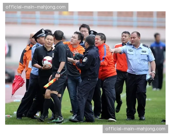 冲突瞬间：双方球员因一次犯规大规模聚集，主裁出示三张黄牌