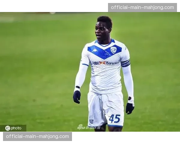 赛场花絮：蒙扎主场小球迷闯入球场拥抱昔日偶像巴洛特利